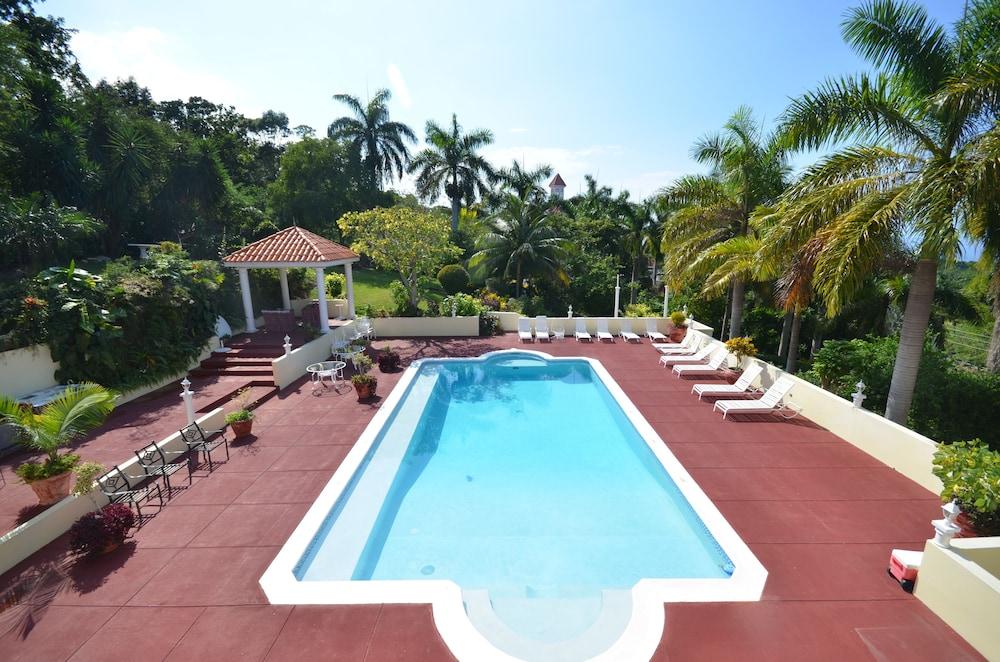 سمرهيل، 8 بد رومز باي جامايكان تريجرز حمام سباحة مكشوف