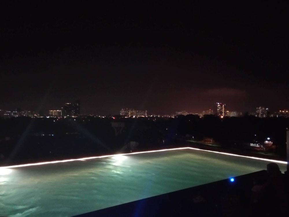 إكسبريشنز بروفيشينال سويتس باي آي هوست هومز حمام سباحة مكشوف