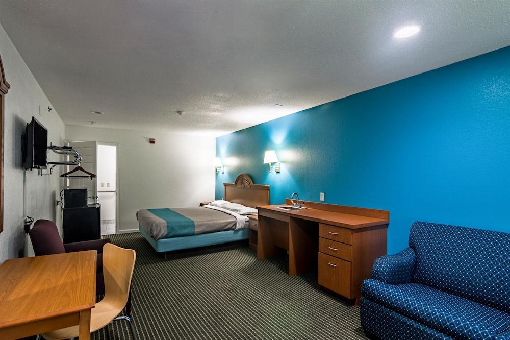 Motel 6 Azle, TX Room