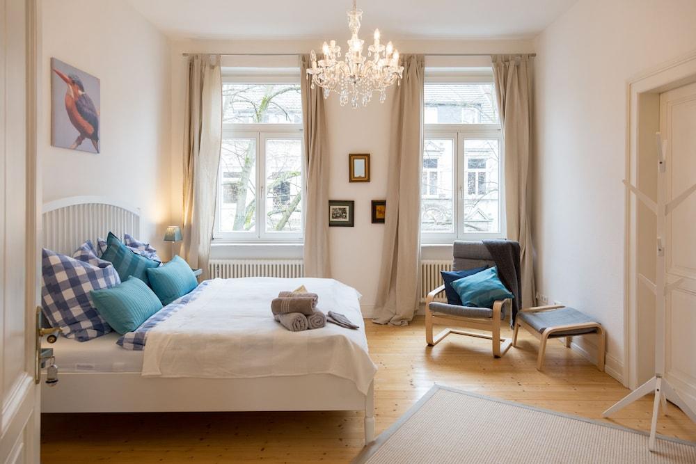 بلوز آند تشوتني بون بد آند بريكفاست الصورة الأساسية