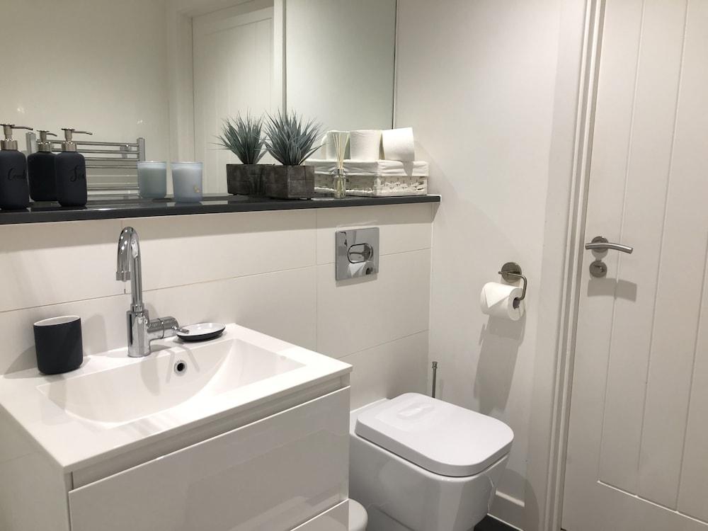 كوزي وان بد روم أبارتمنت باي كرييتيك حمام