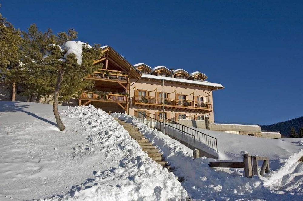 Rifugio Predaia ai Todesci Exterior