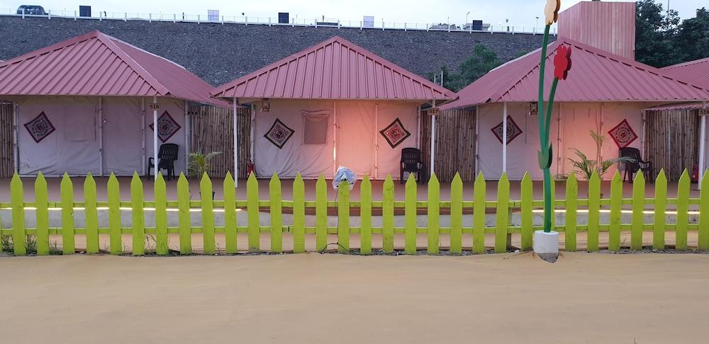 Praveg Tent City Narmada, Statue of Unity Exterior