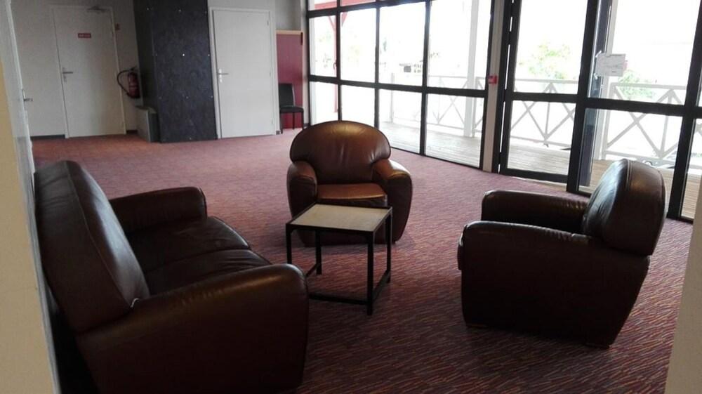 FastHotel Montmarault - Auberge du Grand Champ Lobby