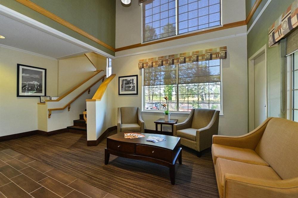 كاناداس بست فاليو إن-لانجلي\فانكوفر الردهة