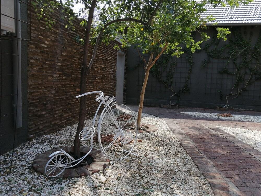 ويندهوك جاردنز بوتيك هوتل المنطقة الخارجية