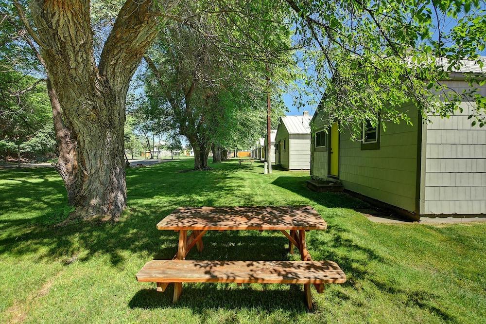 Idle A While Cabins Property Grounds