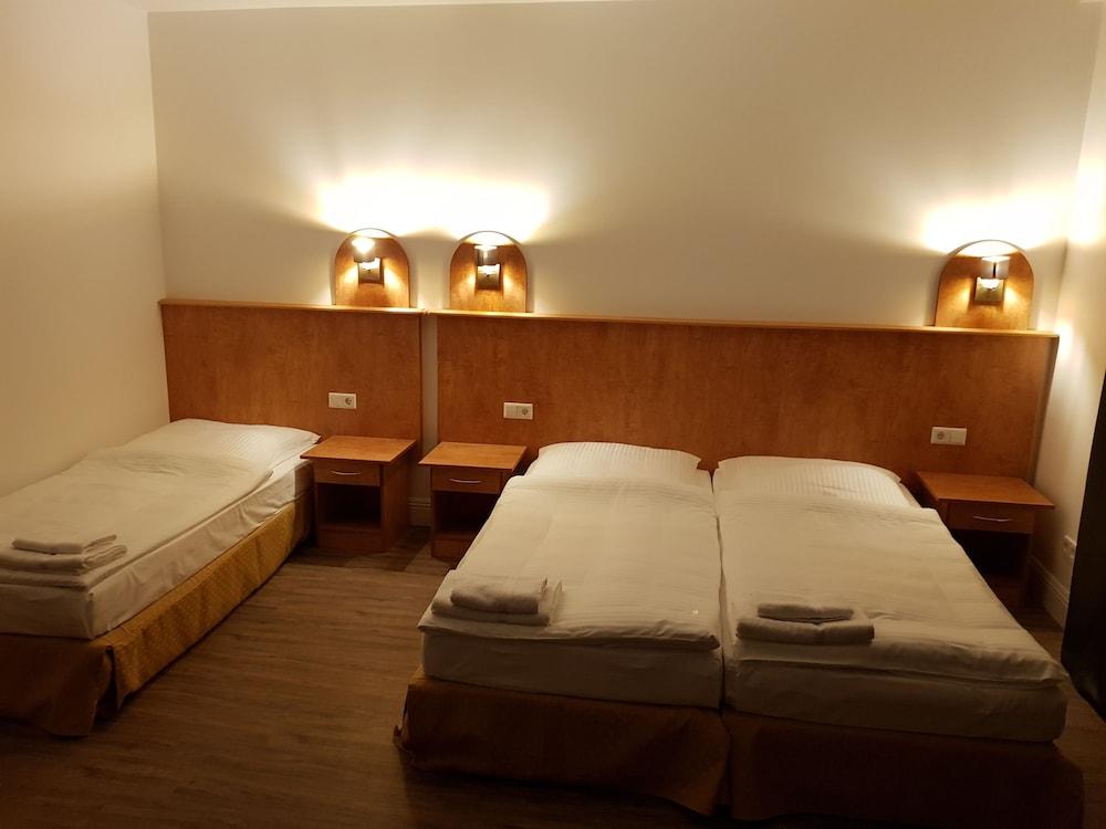 هوتل كرون يو جي