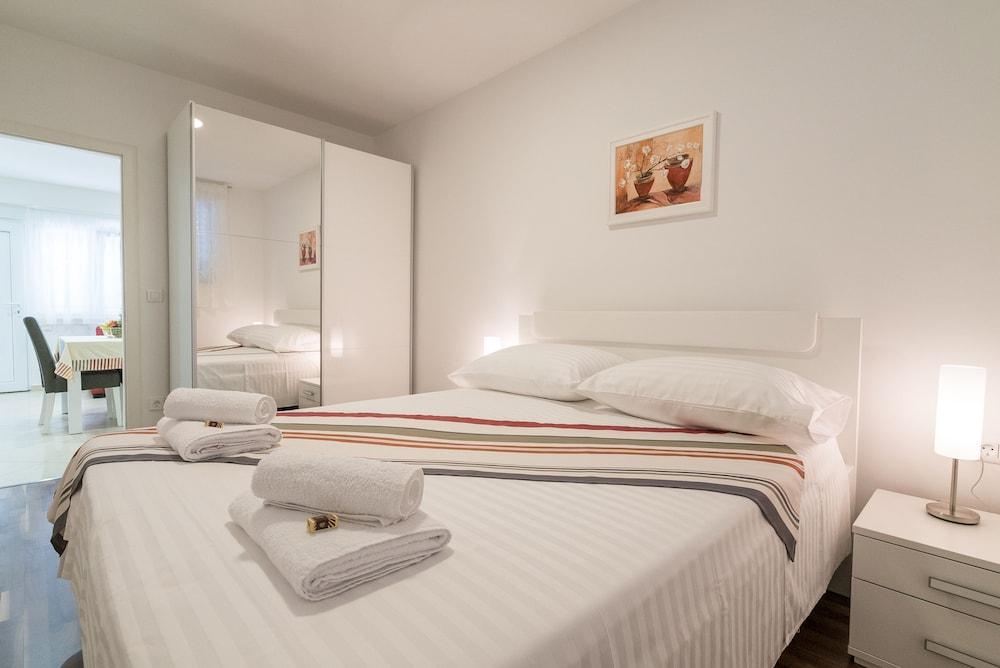 Drop In Split Suites Room