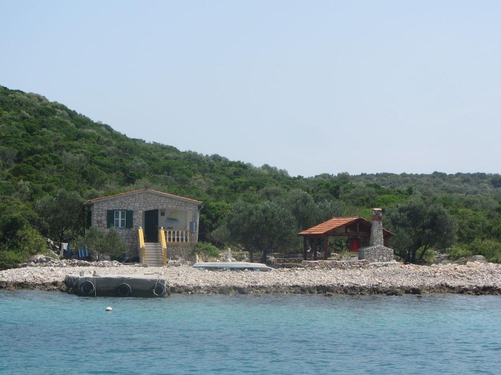 Back to Basics in This Cozy Fisherman's Cottage by the sea on the Island Zizanj Exterior