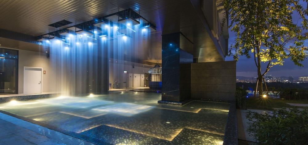 زين هوم إكسبريشنز سويتس حمام سباحة مكشوف