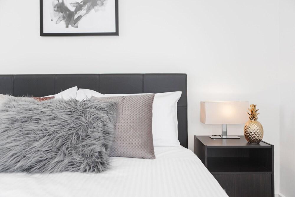 Ilixir Apartments by Ready Set Host Room