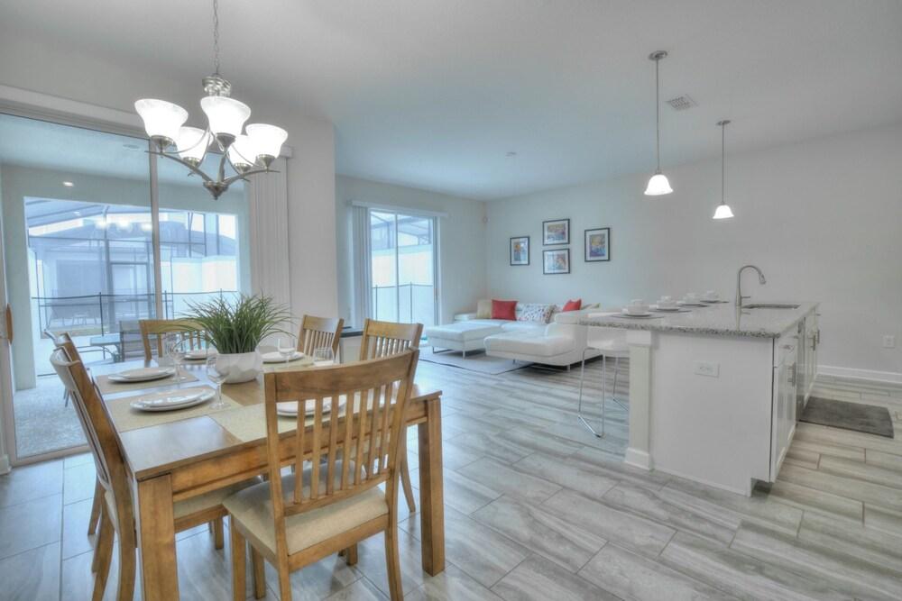 4 بد رومز 3 باث رومز تاون هاوس باي نورد إن إتش 18003 داخلي