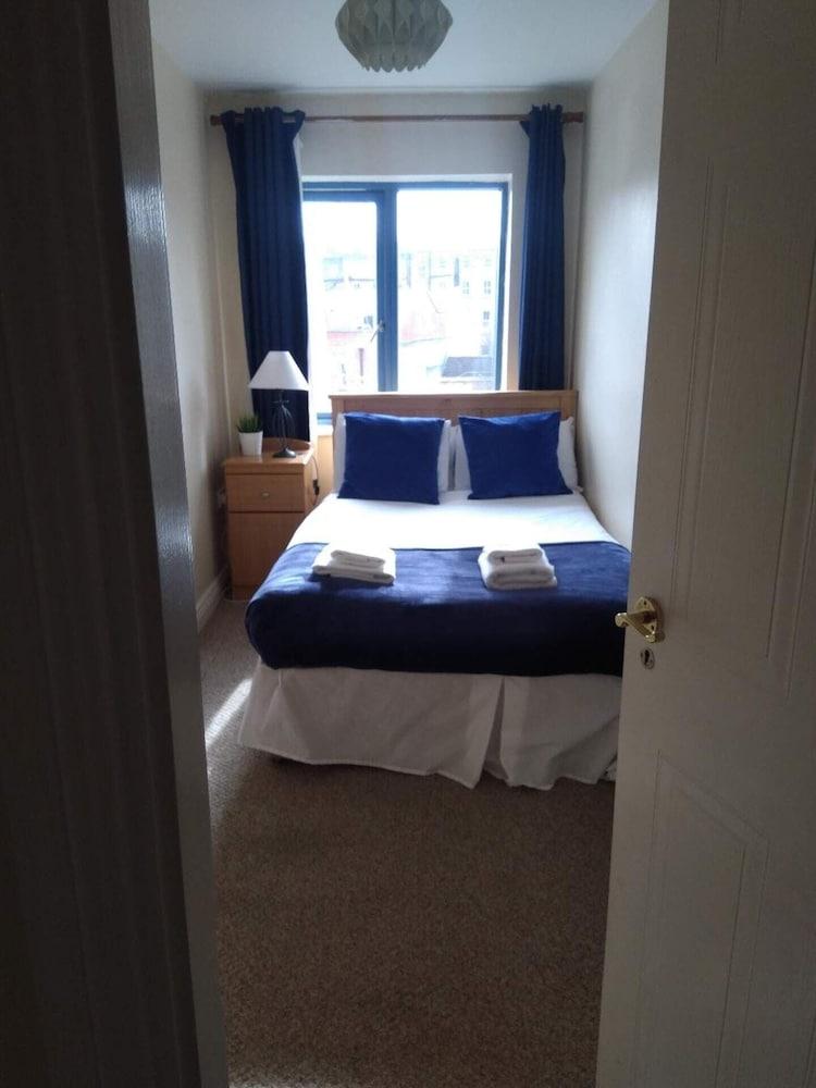 شقة مكونة من غرفتي نوم بجوار ميريون سكوير غرفة