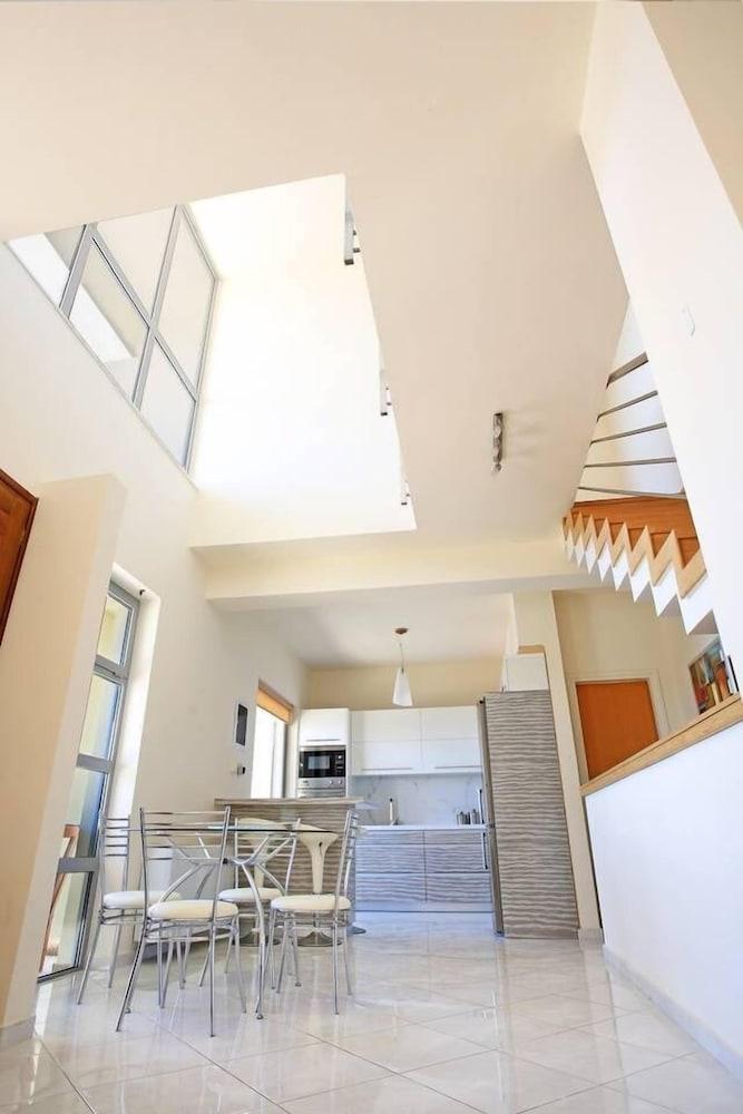 Seafront home 4' walk to private beach Interior