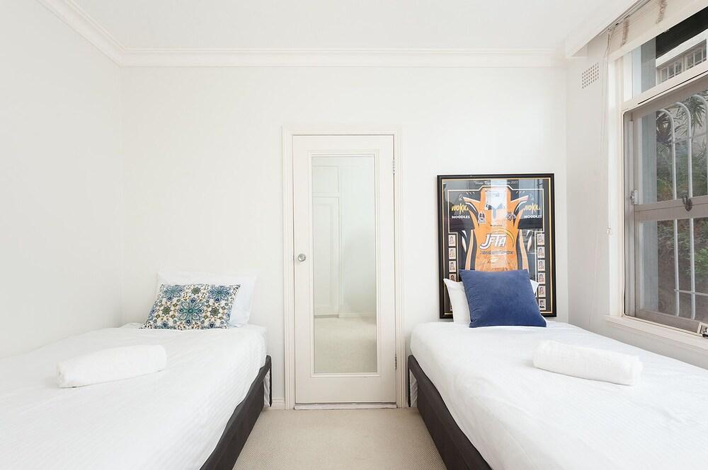 Harbour Front Single Level Apartment Room