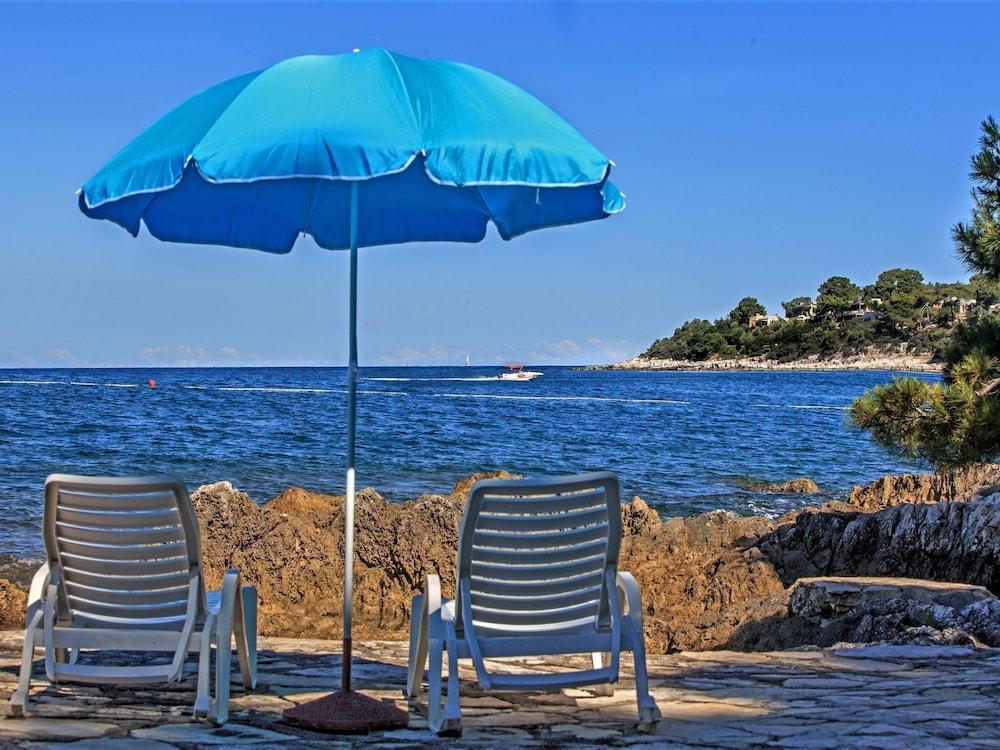 Modern and Comfortable Apartment for 5 Persons, With Shared Pool and Garden Exterior