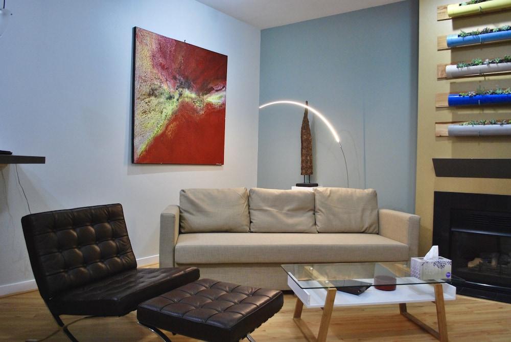 ويل أبوينتيد آند مودرن بلس باركينج الصورة الأساسية