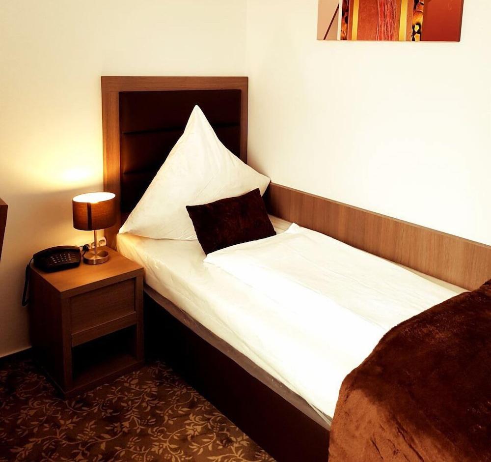 إيسي آند و اي هوتل مويرس غرفة