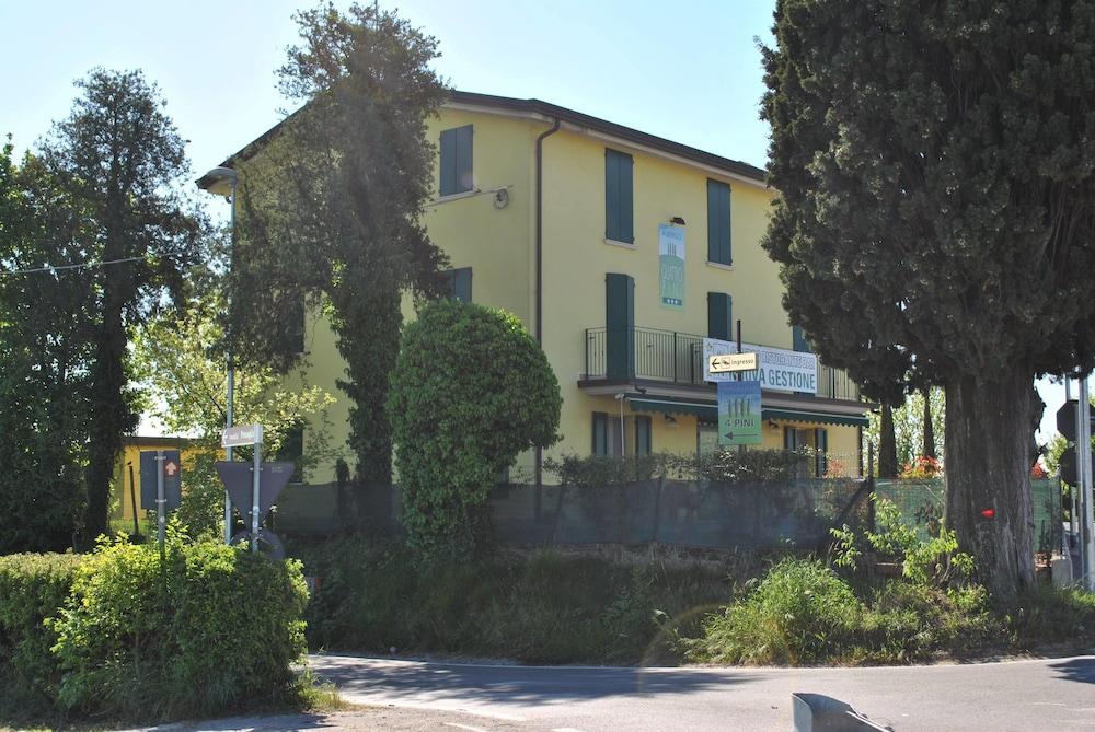 Albergo Quattro Pini Exterior