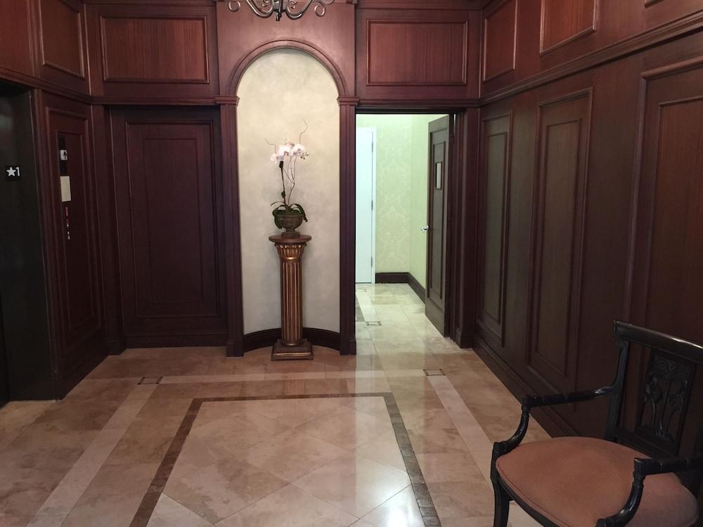 إل واي إكس سويتس آت ميريك بارك إن كورال جابليس داخلي