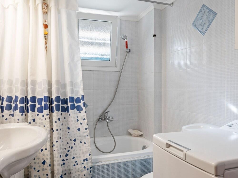 تاستيفول أبارتمنت إن أثينس ويذ أير ك نديشيونينج حمام