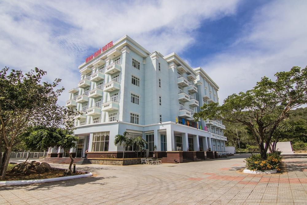 Minh Dam Hotel & Restaurant Property Grounds