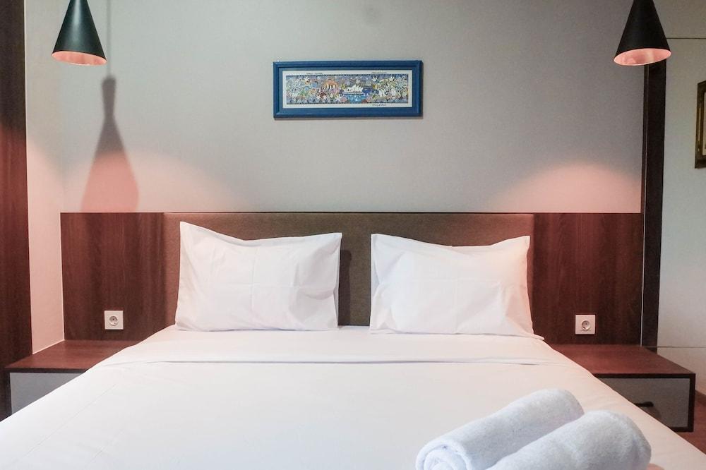 Classy 1BR Apartment with Pool View at Grand Sungkono Lagoon Interior