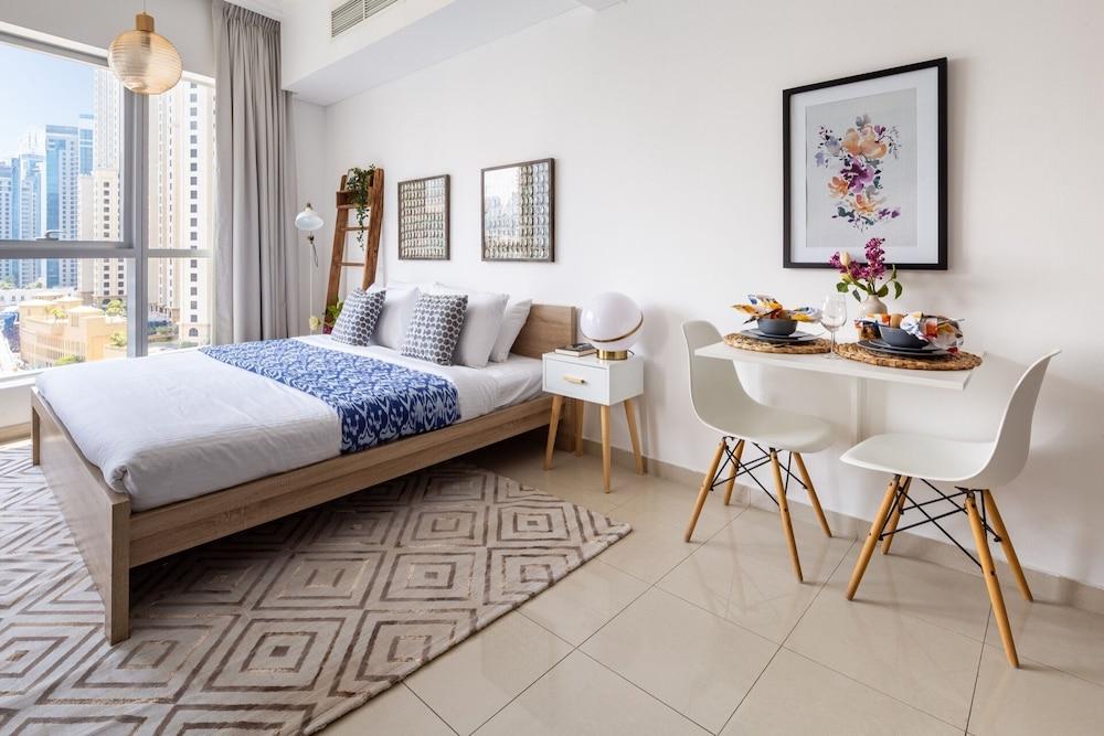 شقة إستوديو مُبهرة وفنيّة في دبي مارينا غرفة