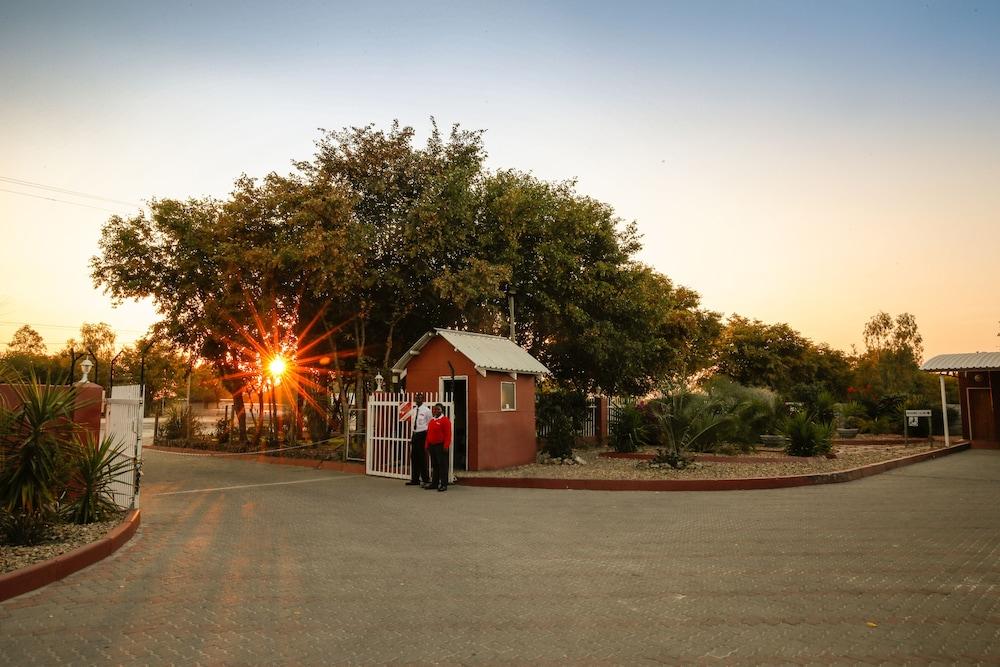 Mokoro Lodge Property Grounds