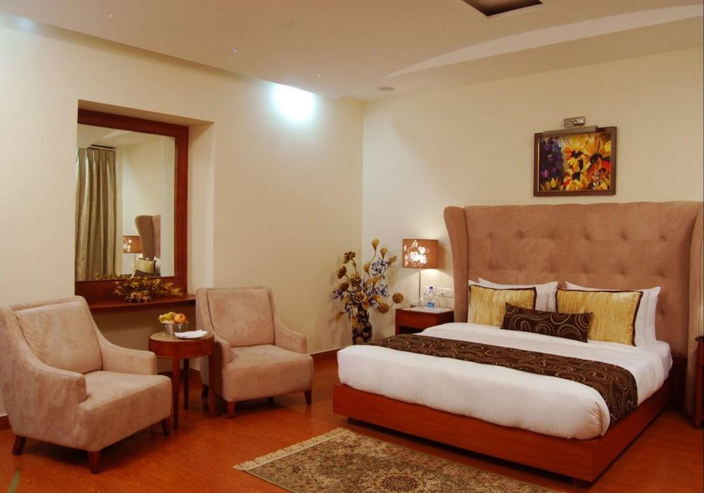 HK Clarks Inn, Amritsar Room