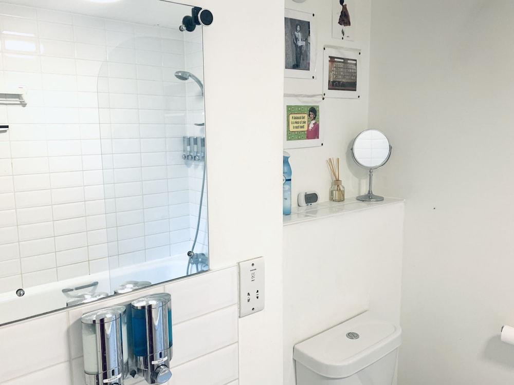 Double Room In London Shared Penthouse Bathroom