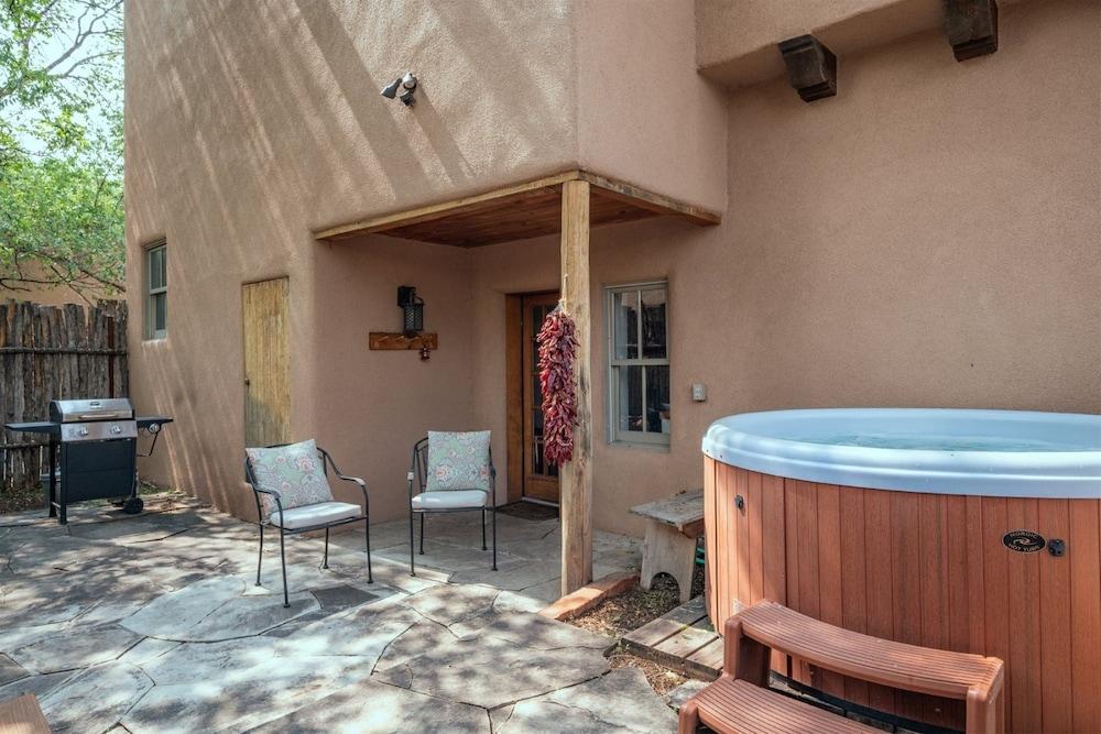 تيكولوت - أوثينتيك هوم رايت نيكست تو ذا بلازا، هوت توب، روف ديك نادي صحي