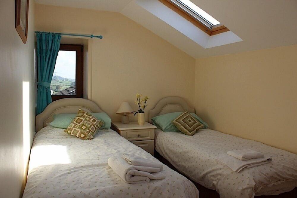 Lazy Daisys Farm Cottages Room