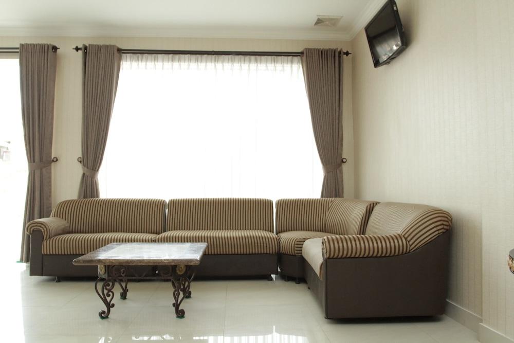 Villa Chocolate Lobby Sitting Area