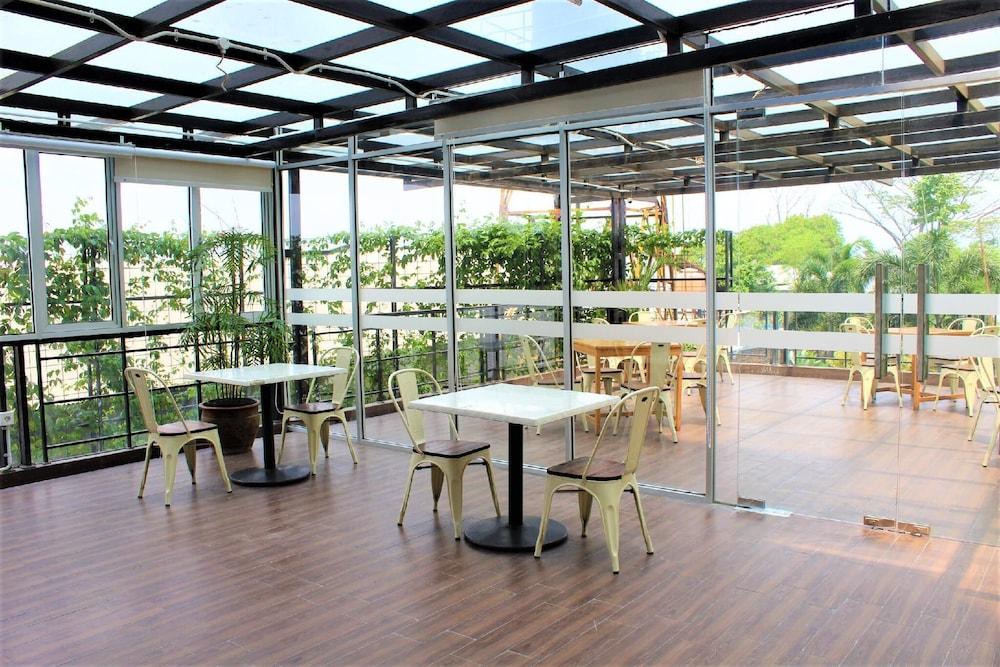 Shakti Hotel Bandung Exterior