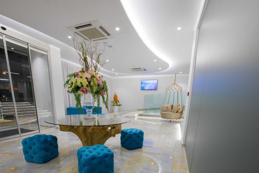 هوتل نابا سويتس - للبالغين فقط منطقة الانتظار في الردهة