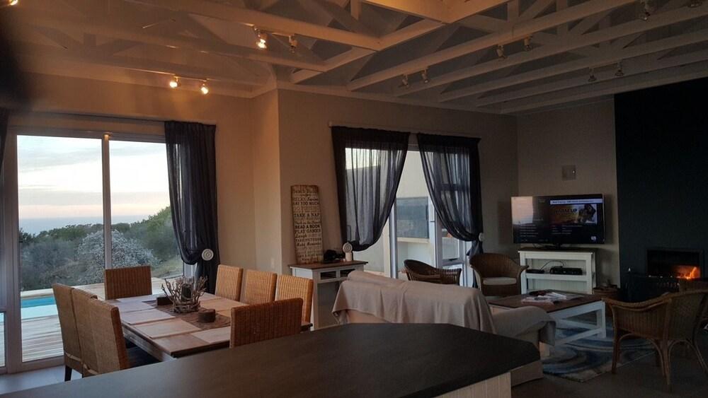 Pinnacle Point Pool Lodge Living Area