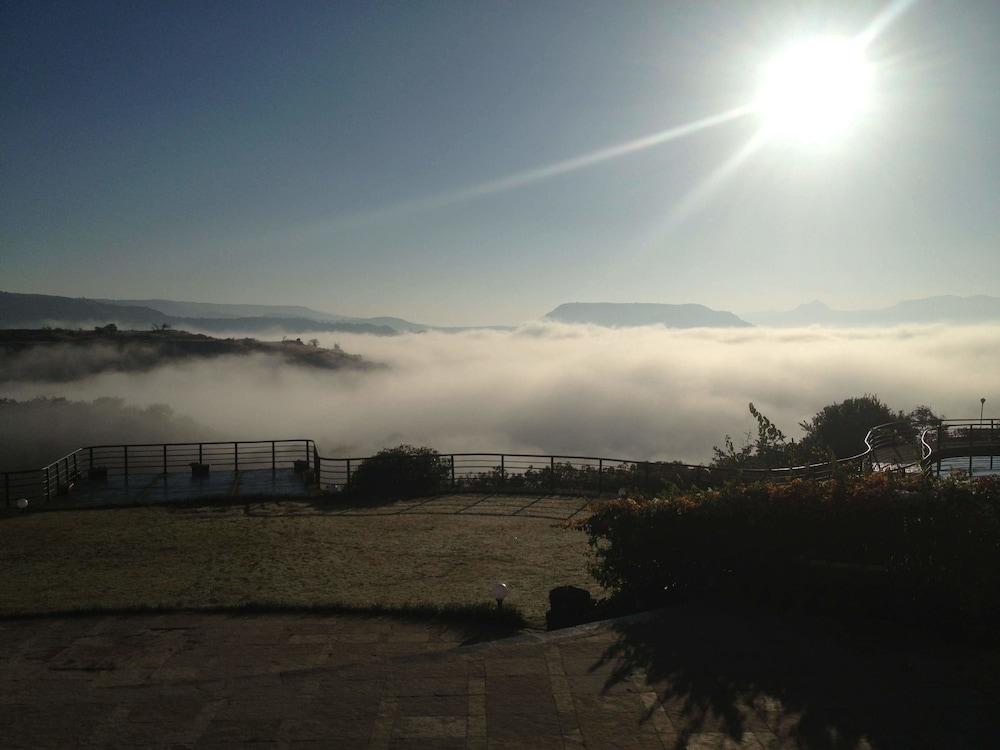 أبر ديك ريزورت - ستاي آند ريلاكس آت ذا هييست بيك لونافالا المنطقة المحيطة بالمنشأة