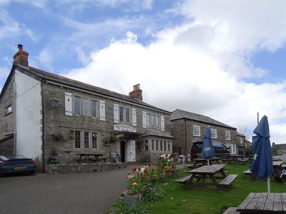 Scrumpy Cottage Hotel Front