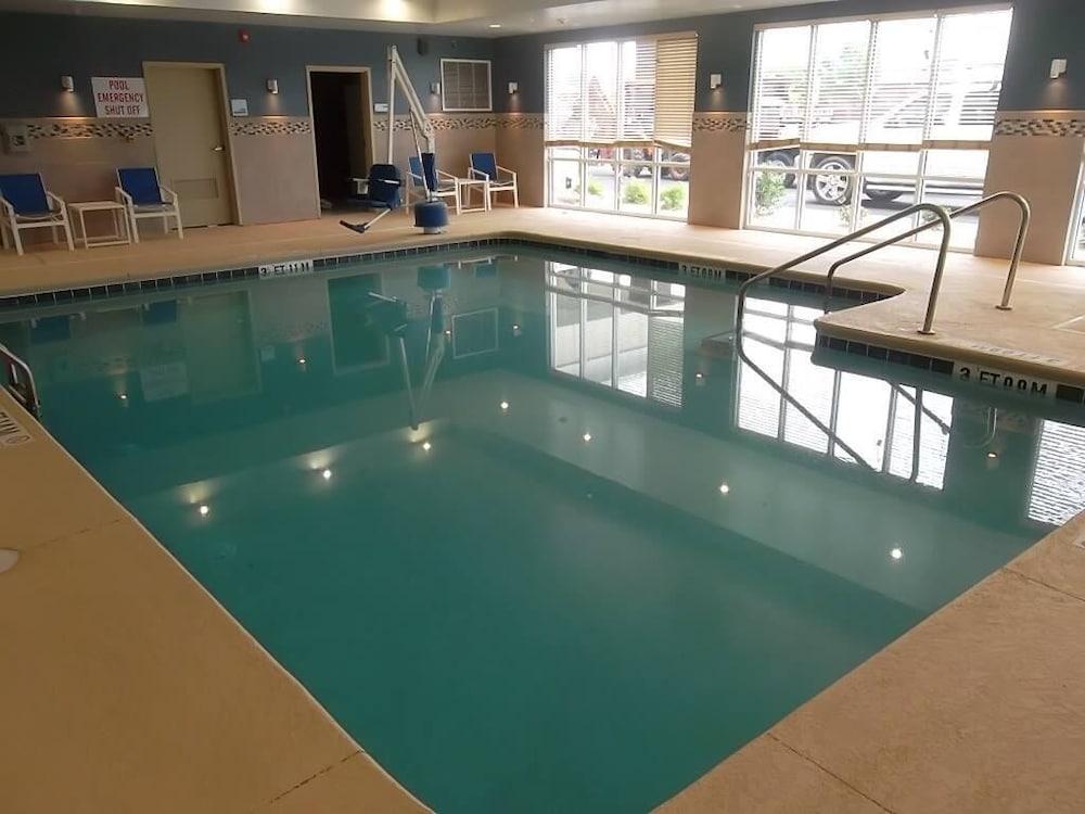 هوليداي إن إكسبرس هوتل آند سويتس جولدسبورو - بيز أريا باي آيتش جي حمام سباحة مغطى