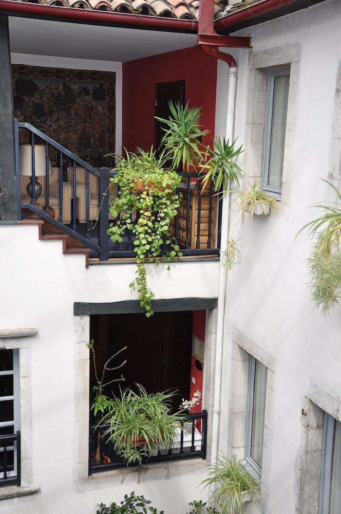 ذا أوريجينالز سيتي، أوتل لا رين جين، أورثيز (أنتر أوتل) المنطقة الخارجية