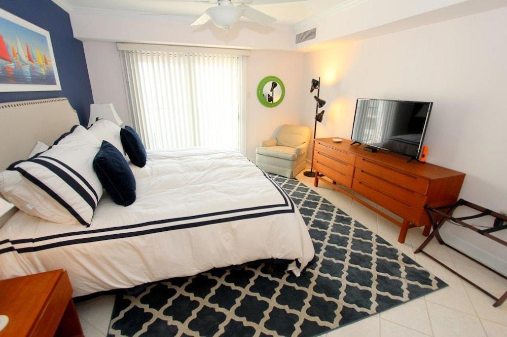 Henlopen Unit 313 by Long & Foster Room