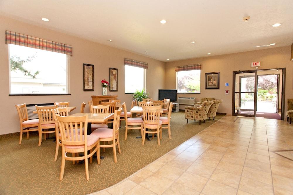 سوبر 8 باي ويندام وودبورن الفندق من الداخل