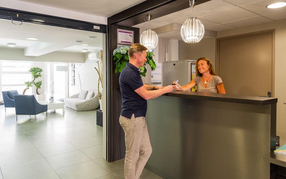 ريزيدنس لاجرانج فاكانس لي باسيو يوجيني منطقة الاستقبال