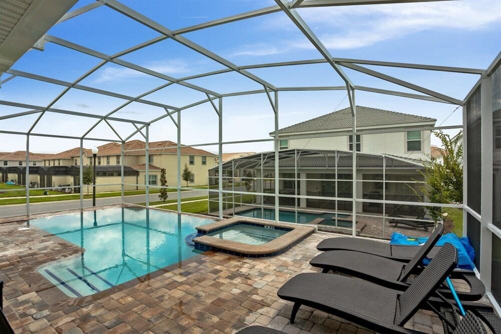 8 بد روم تشامبيونز جايت بول هوم ويذ إم ثييتر حمام سباحة مغطى