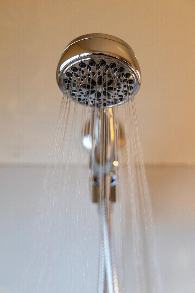 كومفرتابل آند كلين 2 بد روم إن سانتا كلارا حمام