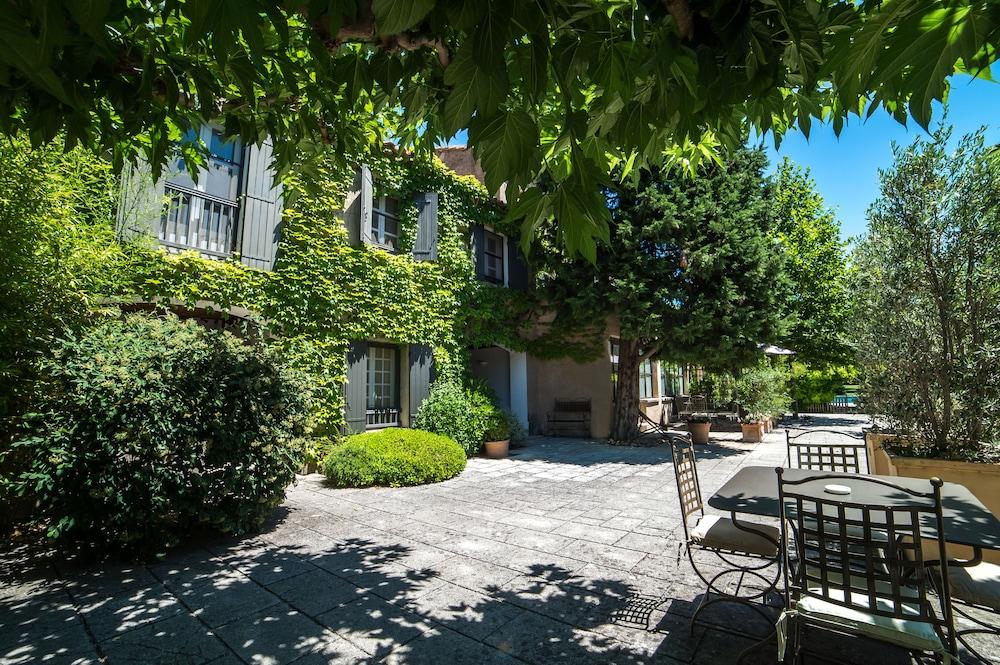 باومانير ليه بو دو بروفينس المنطقة المحيطة بالمنشأة