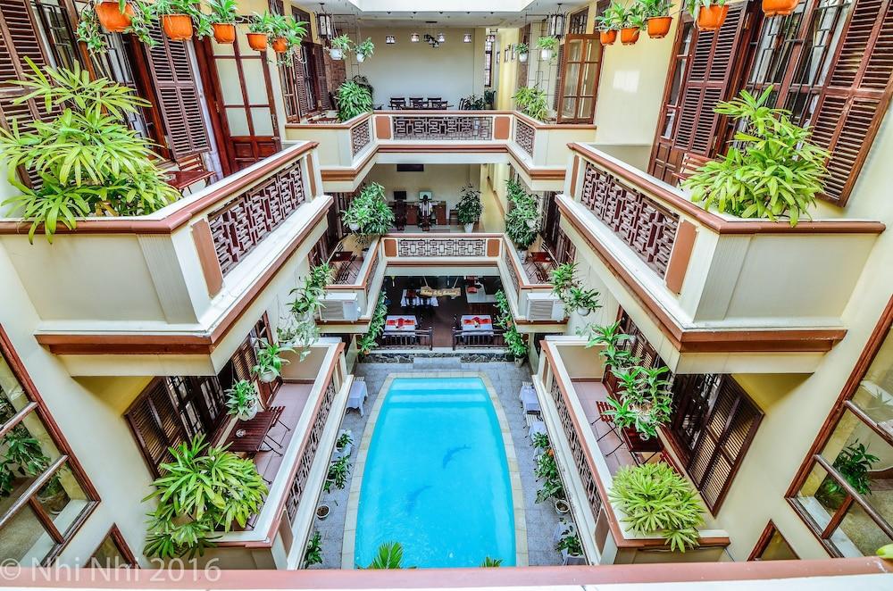 هوي أن ني ني هوتل الصورة الأساسية