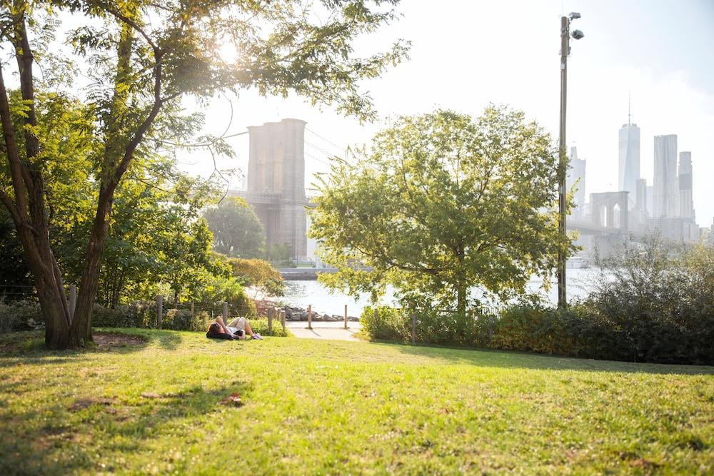 1 هوتل بروكلين بريدج منظر من الجو